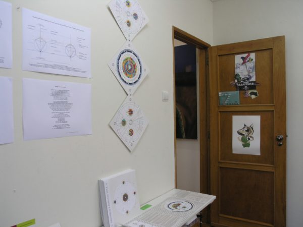 diagramas e Calendário 4 Estações (infografia efemérides astrológicas) em mostra no atelier